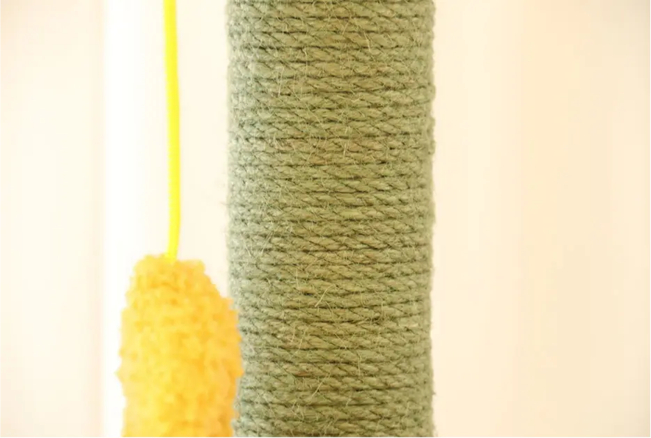 Natural sisal scratching post detail