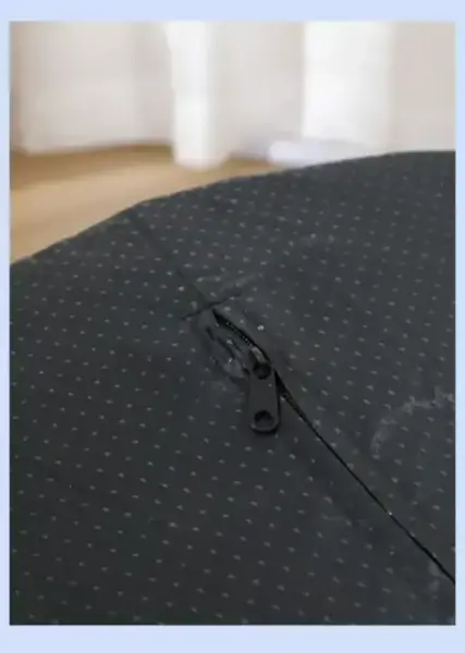 Zippered anti-slip base detail